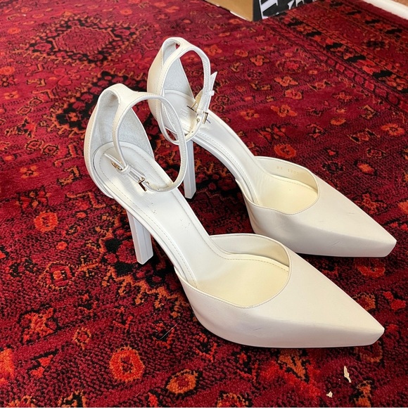 Givenchy G-Lock Platform Pumps in Ivory with Gold Hardware Size 39 US 9 - Picture 1 of 12
